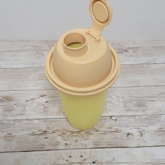 Vintage TUPPERWARE Quick Shake Container #844-9, Lid 564-37 Yellow - Picture 2 of 7